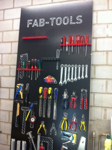 Nicht nur Maschinen im FabLab, auch Hand-werk.