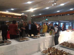 Diskutieren beim Apéro