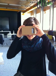 Präsidentin Alexandra Müller testet eine 3D-Brille