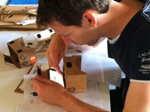 So funktionierts: Smartphone in die Kartonbrille legen und 3D sehen